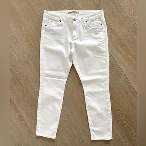 Vince!! Crop skinny ankle white jeans!! Size 30!! No stains